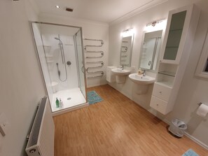 Premium Double Room, 1 King Bed, Garden View | Bathroom shower - Claremont Country Lodge B&B (Rolleston)