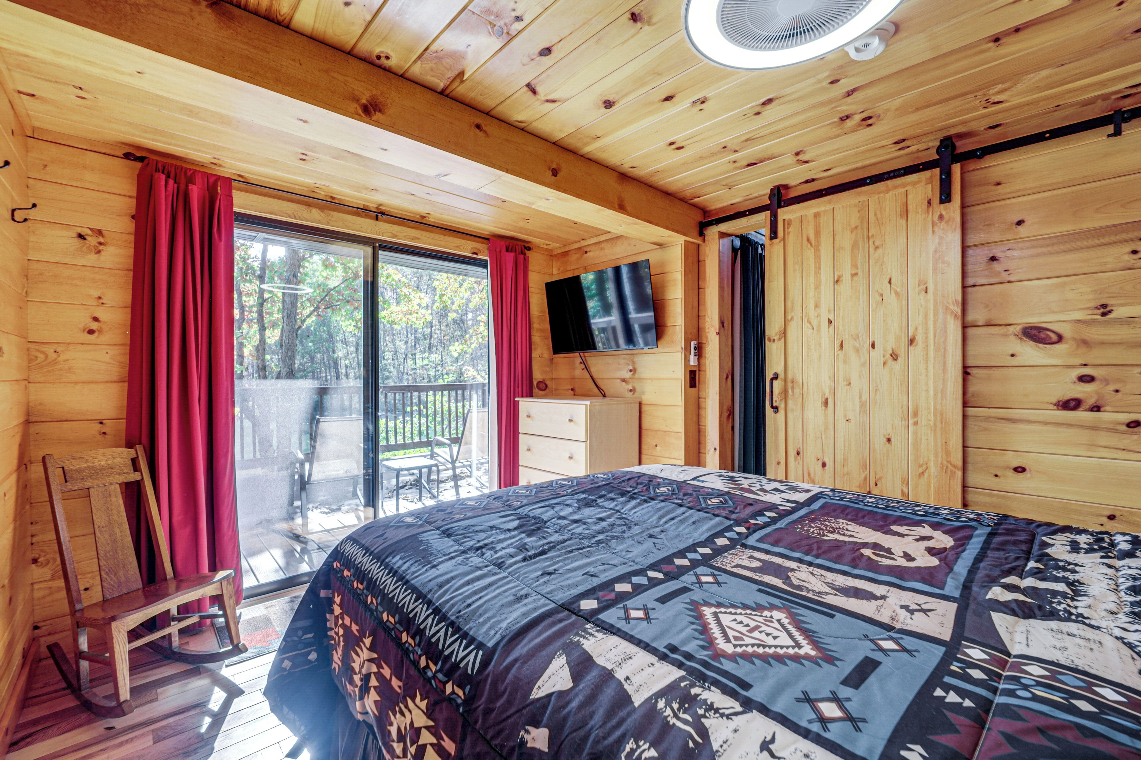 2 bedrooms, desk, internet, bed sheets