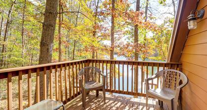Hocking Hills Lake Cabin con bañera de hidromasaje, terraza y muelle.