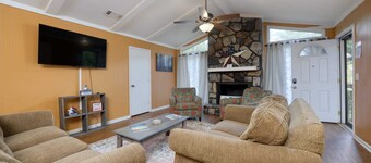 ⭐️Columbushytte m / inngjerdet bakgård. 20 min til Benning. Soveplass til 8! Kjæledyr velkomne✨