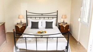 4 kamar tidur, setrika/meja setrika, Wi-Fi, dan seprai linen