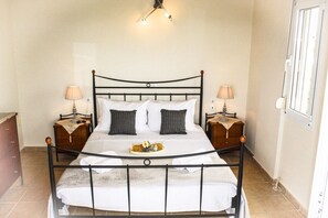 4 bedrooms, iron/ironing board, WiFi, bed sheets