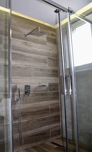 Dusche, Haartrockner, Handtücher, Shampoo