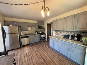 Fridge, microwave, oven, stovetop - Ash Cottage in Poconos near Camelback & Kalahari (Long Pond)