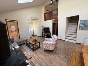 Smart TV, tavolo da ping pong, libri, biblioteca musicale