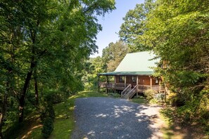 Exterior - Jenny's Cabin-Hot Tub - WIFI -  covered deck (Bryson City)