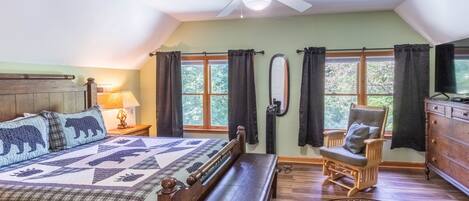 Une chambre à coucher avec un lit, une chaise, une commode et une fenêtre avec des rideaux.
