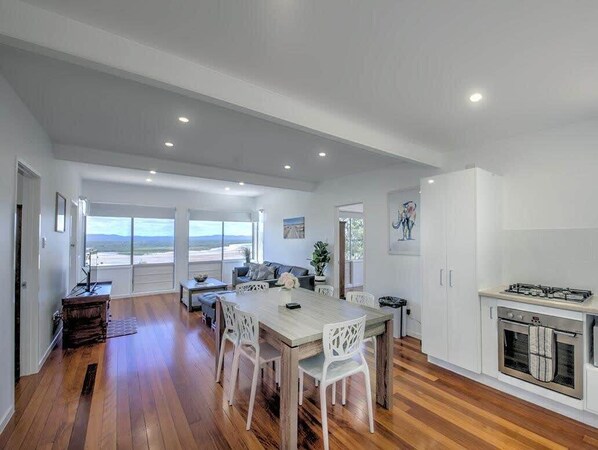 Interior - Sunset Beach House 1770 Level 2 (Seventeen Seventy)