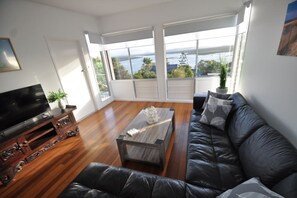 TV, offices - Sunset Beach House 1770 Level 2 (Seventeen Seventy)