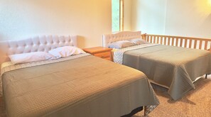 4 bedrooms, free WiFi, bed sheets - Amazing Mountain Retreat within 10 miles of Ski Resort, Lakes, and Streams (Crescent Lake)