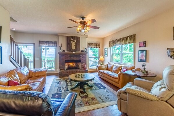 Una televisión, una chimenea, un reproductor de DVD