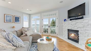 Televisión y chimenea