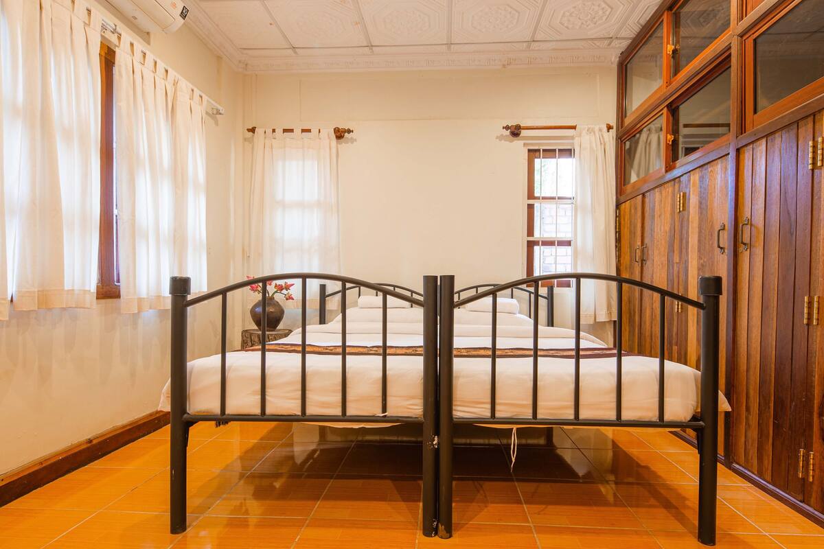 Minibar con artículos gratuitos y caja de seguridad en la habitación 