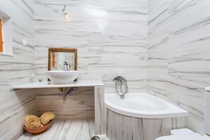 House, 3 Bedrooms | Bathroom | Hair dryer, towels, toilet paper