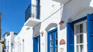 A narrow street with white buildings and blue doors. - Marouso Villa Paros (Paros)