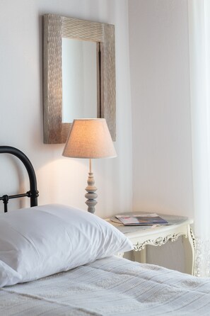 3 bedrooms, iron/ironing board, free WiFi, bed sheets - Marouso Villa Paros (Paros)
