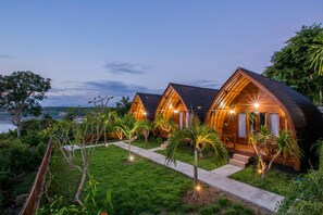 住宿正面 - 傍晚/夜晚