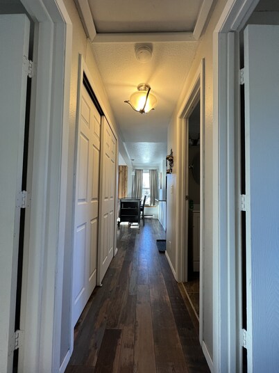 Cozy two Bedroom close to lake. Dogs Allowed. Semi private Hot Tub. Large Yard. 