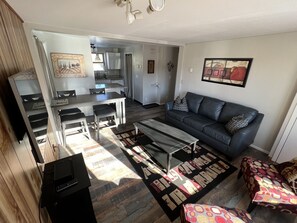 Smart TV - Cozy two Bedroom close to lake. Dogs Allowed. Semi private Hot Tub. Large Yard.  (Silverthorne)