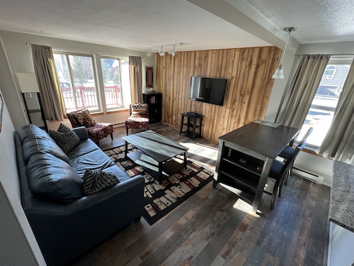 Cozy two Bedroom close to lake. Dogs Allowed. Semi private Hot Tub. Large Yard. 