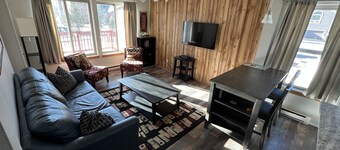 Cozy two Bedroom close to lake. Dogs Allowed. Semi private Hot Tub. Large Yard.