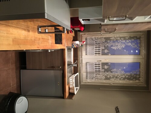 Appartement de 2 pièces, salle de bain, WC et cuisine séparés, prendre 5 personnes