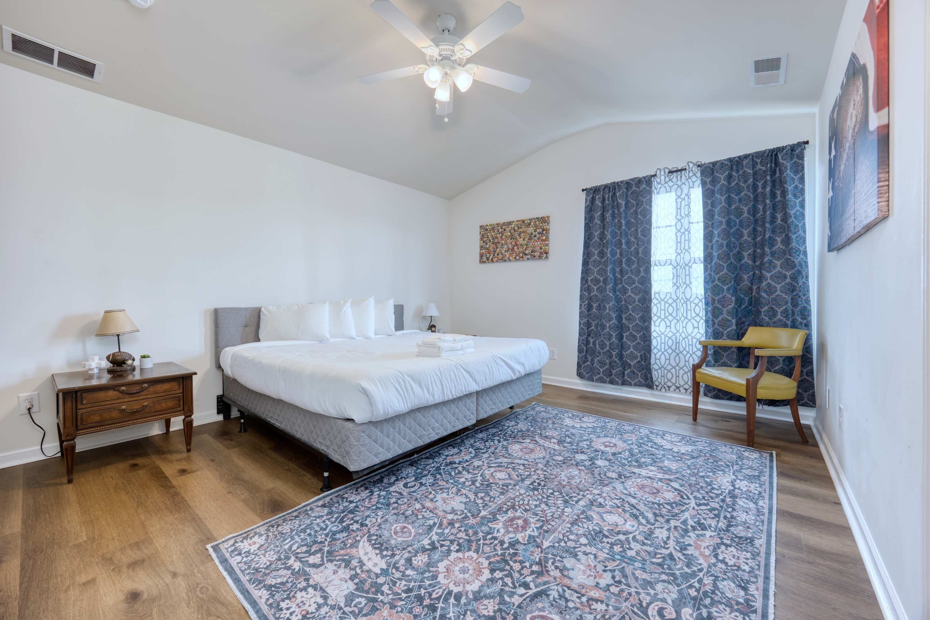 4 عدّة غرف نوم ومكواة/لوح كي وواي فاي وملاءات أسرّة