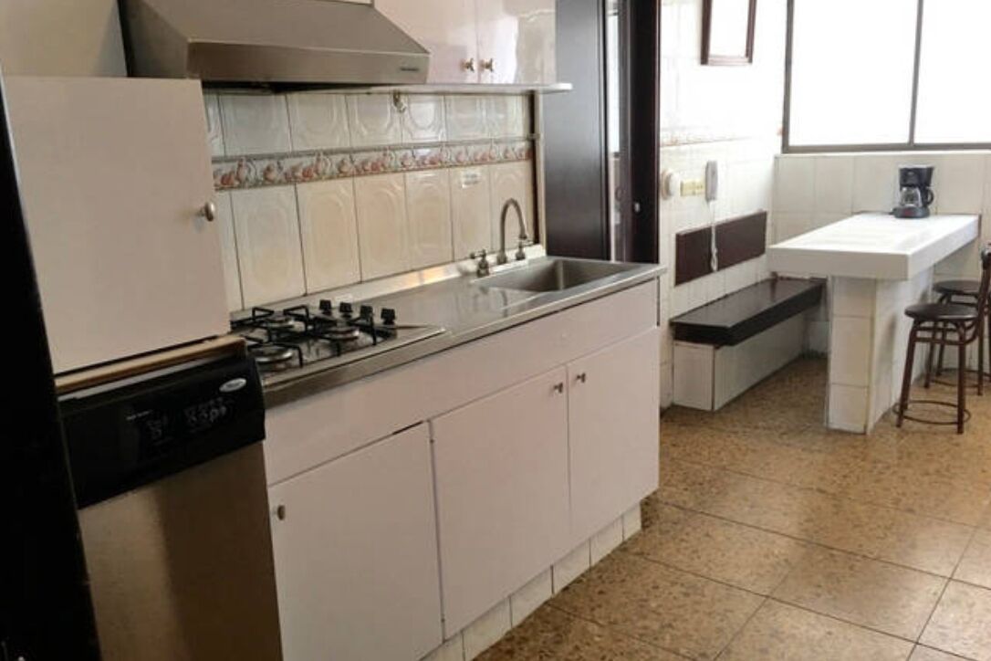 Four à micro-ondes, lave-vaisselle, vaisselle et ustensiles