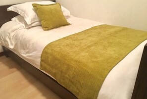 4 bedrooms, iron/ironing board, internet, bed sheets - Great Location, Convenient, 200 m, Renovated (Bogotá)