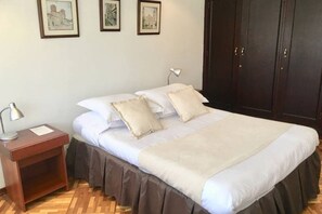 4 Schlafzimmer, Bügeleisen/Bügelbrett, Internetzugang, Bettwäsche