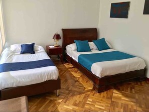 4 quartos, ferros/tábuas de passar roupa, acesso à internet