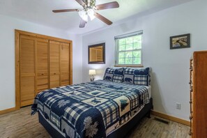 2 bedrooms, WiFi, bed sheets - Customer Appreciation Year!! See Discount information in Ad (Bryson City)