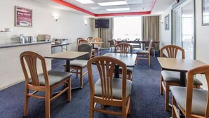 Free daily continental breakfast - Econolodge (Morristown)