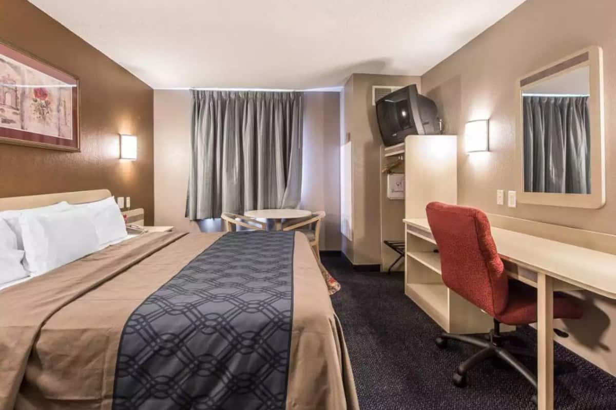 Room, 1 King Bed | Iron/ironing board (on request), WiFi (free)