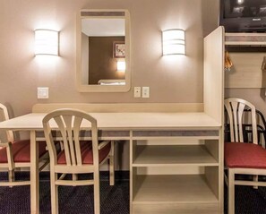 Iron/ironing board, free WiFi, wheelchair access - Econolodge (Morristown)