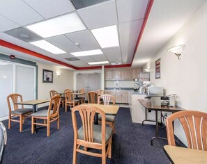 Free daily continental breakfast - Econolodge (Morristown)