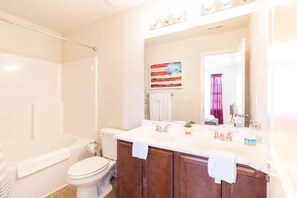 Een bad, een haardroger, handdoeken