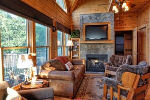 Fernseher, Kamin, DVD-Player