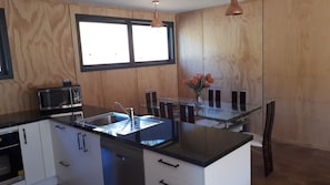 Frigorífico, microondas, horno y placa de cocina