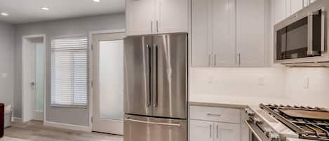 Geladeira, micro-ondas, fogão, cooktop