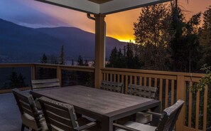 Outdoor dining - Eagleview Retreat Guest House. Two lodgings in one (Nelson)