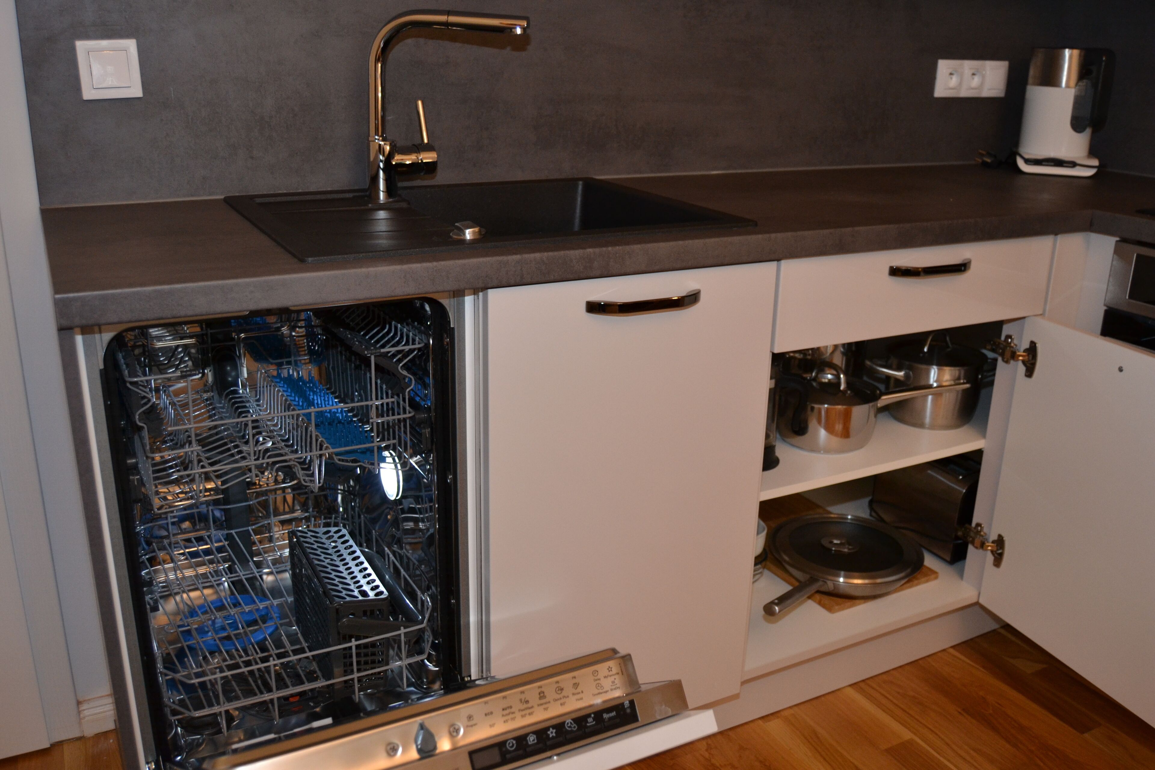 Een koelkast, een microgolfoven, een oven, een vaatwasser