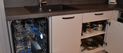 Een koelkast, een microgolfoven, een oven, een vaatwasser