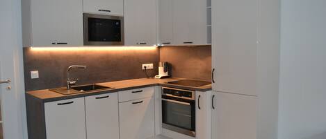 Réfrigérateur, micro-ondes, four, lave-vaisselle