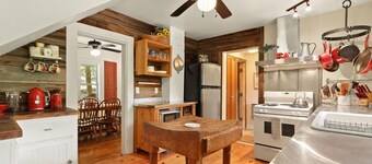 Alamo River House-3 BR, 2 BA Alquiler frente al río con bañera de hidromasaje! Se consideran mascotas, fácil acceso, WIFI