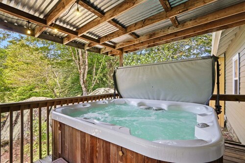 Alamo River House in Boone, NC: A charming 3BR chalet for 8 by the river!