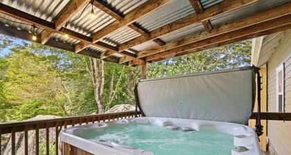 Alamo River House in Boone, NC: A charming 3BR chalet for 8 by the river!