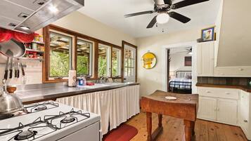 Réfrigérateur, micro-ondes, four, cafetiÚre/bouilloire