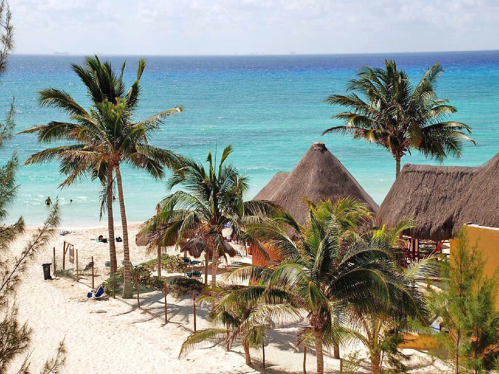 På stranden, solsenger og strandhåndklær