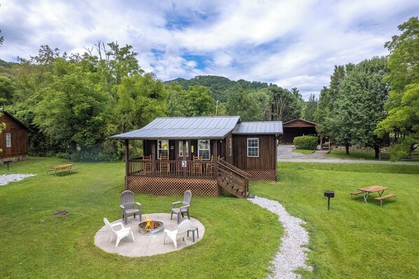 Outdoor dining - Customer Appreciation Year!! See Discount information in Ad (Bryson City)